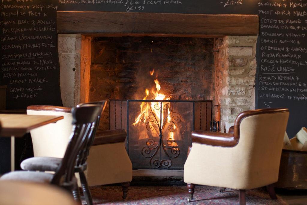 Отель The Kings Arms Дидмартон Экстерьер фото